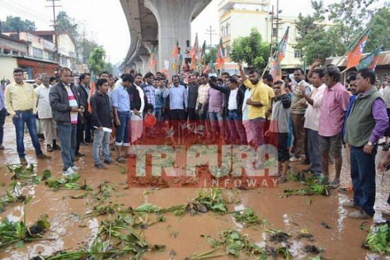 BJP blocks Nagerjala road demanding recovery of Drop Gate to Fire Brigade route within 15 days